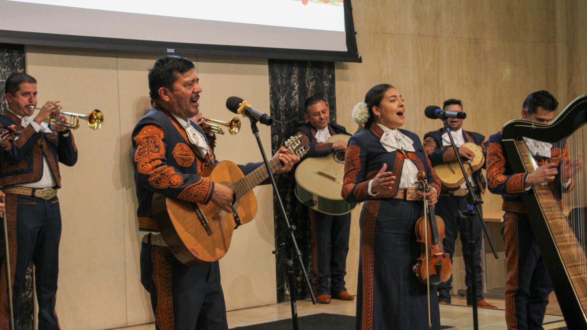 Performers for Nochecitas