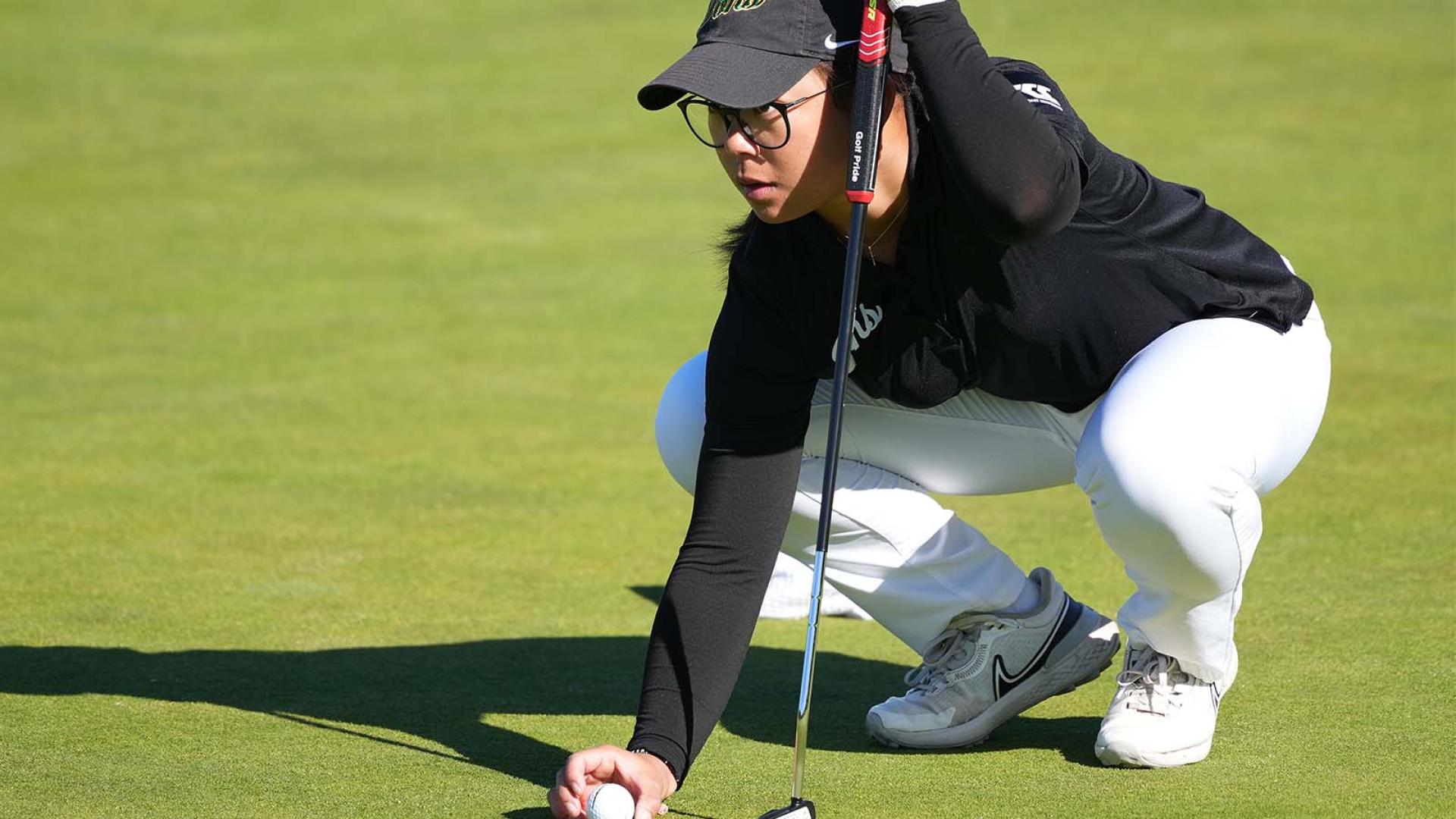 Golfer lines up a putt